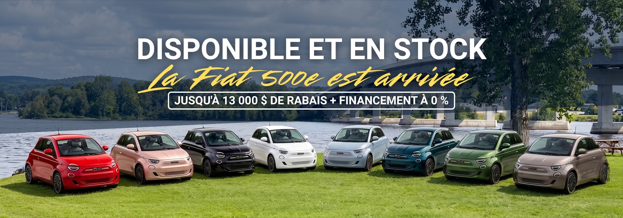 Fiat 500e models parked on grass with bridge backdrop, promoting discounts and 0% financing.